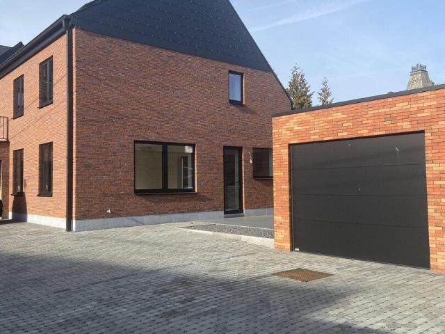 Volledig vernieuwde energiezuinige woning aan station Okegem