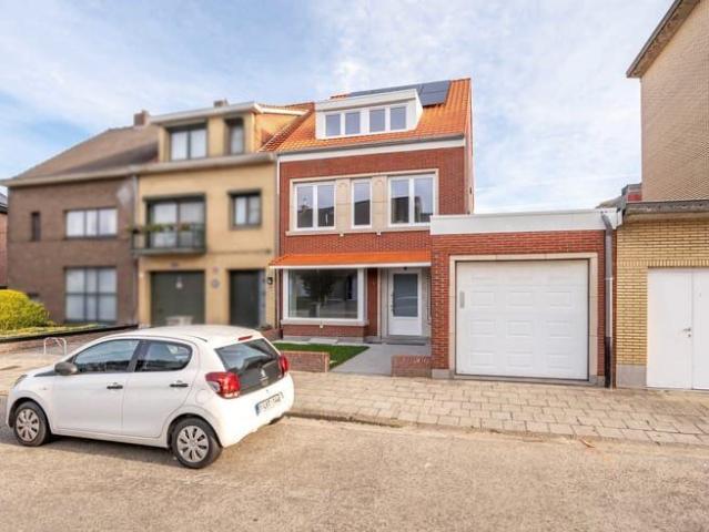 Volledig vernieuwde gezinswoning met 4 SLPK, tuin en garage