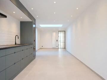 Volledig vernieuwde rijwoning met 3 slaapkamers, aangelegde tuin en private parkeerplaats