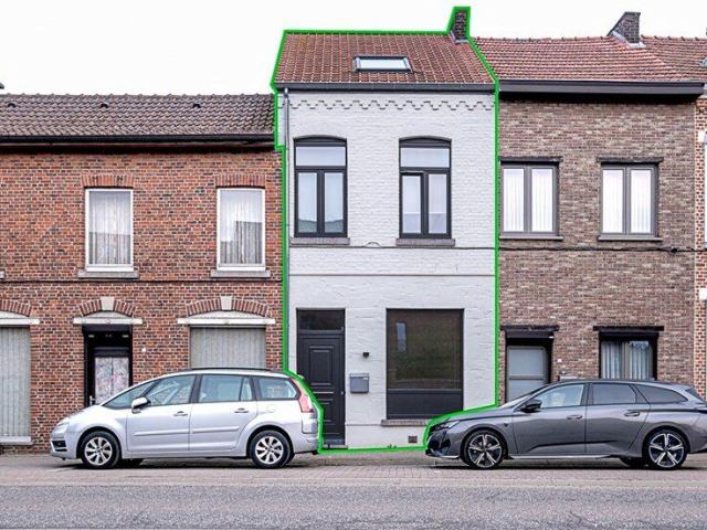 VOLLEDIG GEMEUBELDE WONING TE HUUR VLAKBIJ HET CENTRUM VA.