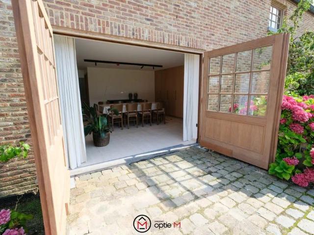 VOLLEDIG GEMEUBELDE WONING IN GROENE OASE