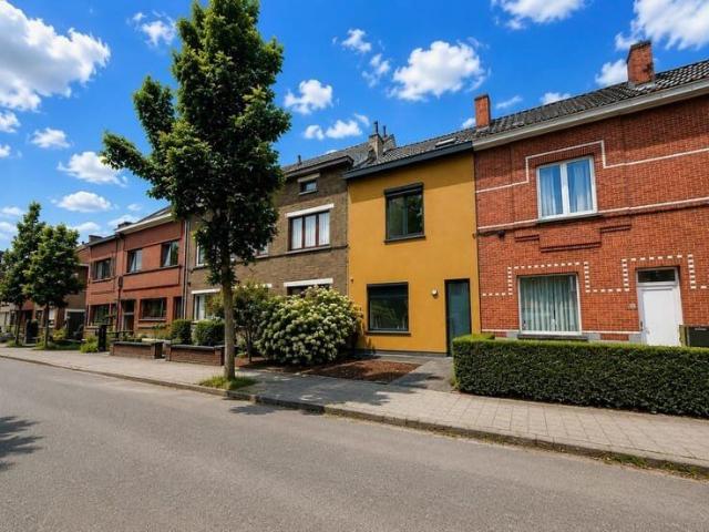 Volledig gerenoveerd woonhuis te Sint Amandsberg !