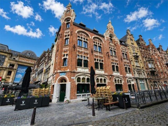Volledig gerenoveerd appartement met 2 slaapkamers in het.