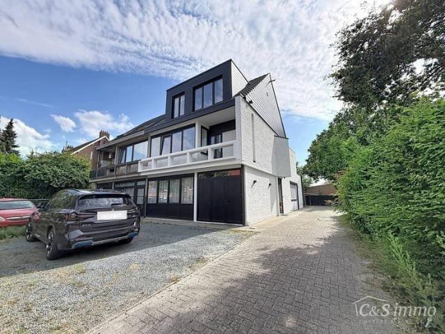 Volledig gerenoveerd duplex appartement ca 135m² met zonnig