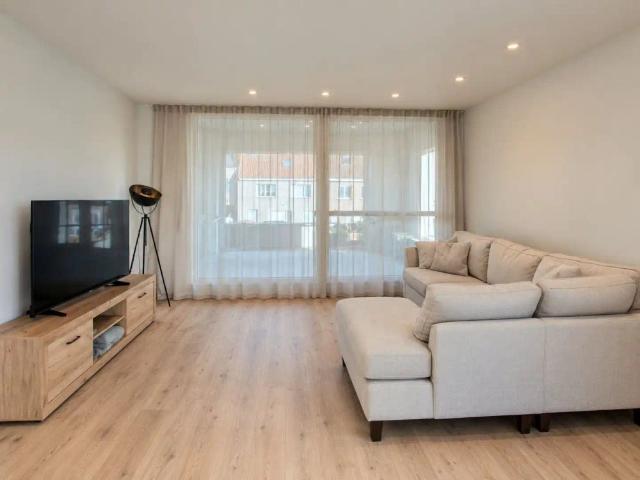 VOLLEDIG GERENOVEERD EN ENERGIEZUINIG APPARTEMENT MET TERRAS EN AUTOSTAANPLAATS!