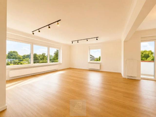 Volledig gerenoveerd en ruim 2 slaapkamerappartement te Gent Ledeberg