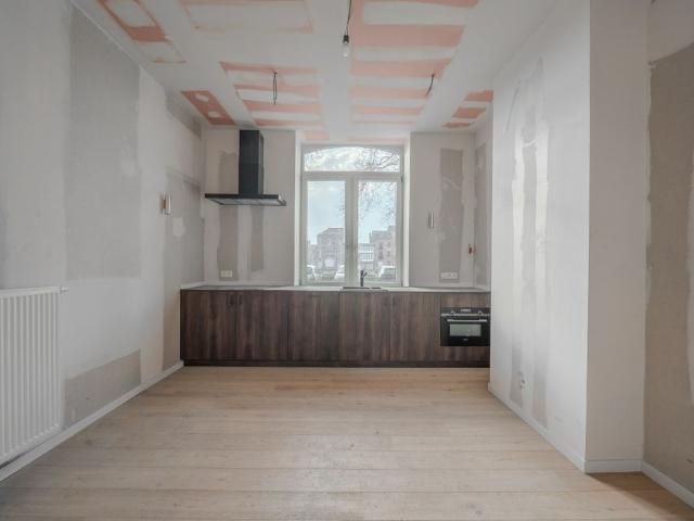 Volledig gerenoveerd gelijkvloers appartement met terras