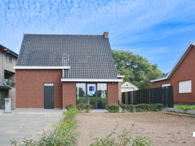 Volledig gerenoveerde alleenstaande woning met tuin, terras en garage in Hooglede