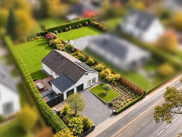 Volledig gerenoveerde bungalow met tuin en dubbele garage te Waasmunster