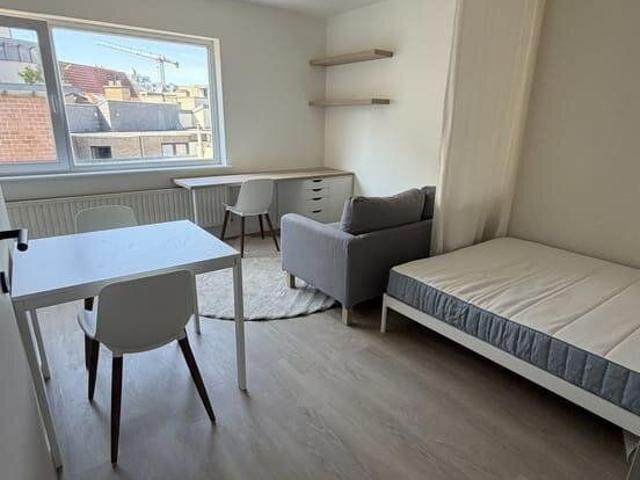 VOLLEDIG GERENOVEERDE EN BEMEUBELDE STUDIO – EERSTE BEWONING