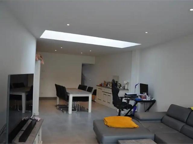 Volledig gerenoveerde, energiezuinige en instapklare rijwoning met garage, tuin en zonnepanelen in Roeselare