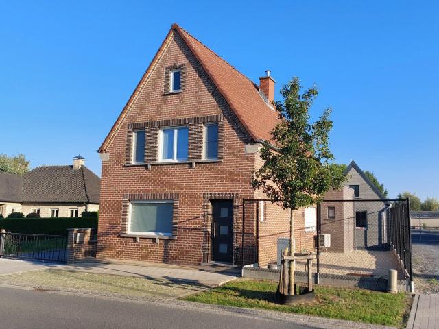 Volledig gerenoveerde instapklare woning en bijgebouwen