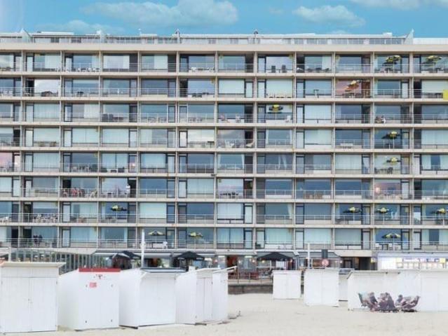 Volledig gerenoveerde, ongemeubelde studio op de 8e verdiep