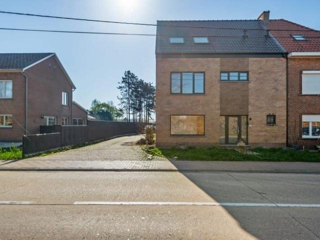 Volledig gerenoveerde woning met 4 à 5 slaapkamers