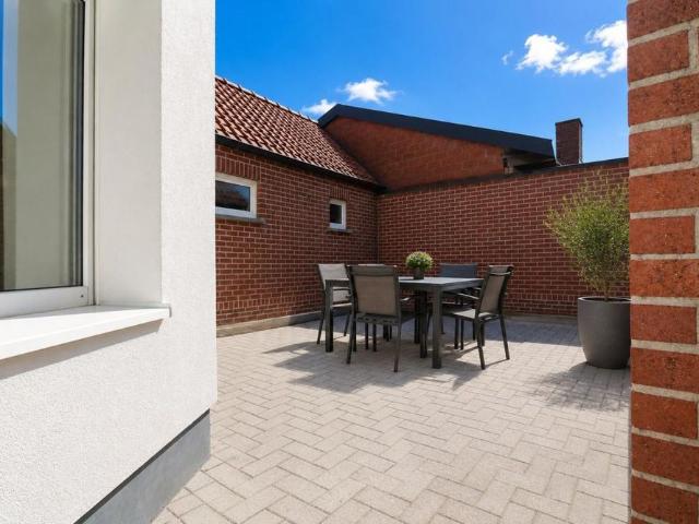 Volledig gerenoveerde woning met 3 slpk, garage en tuin voor 1.150 EUR/mnd