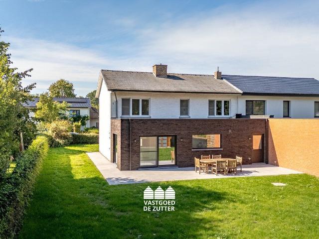 Volledig gerenoveerde woning met 3 slpk's en ruime tuin