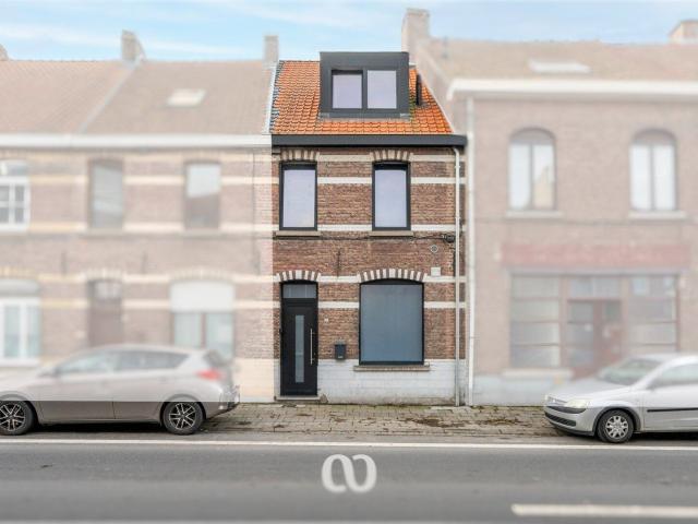 Volledig gerenoveerde woning met 3slpk en mooie tuin