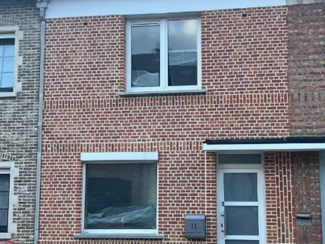 volledig gerenoveerde woning met terras 2 slaapkamers en.