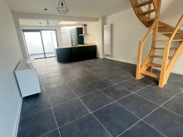 volledig gerenoveerde woning met terras 2 slaapkamers en zonnepanelen