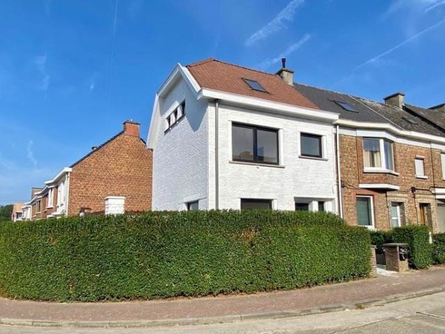 VOLLEDIG GERENOVEERDE WONING met TERRAS en GARAGE!