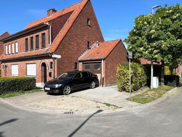 Volledig gerenoveerde woning met tuin en garage te Bissegem