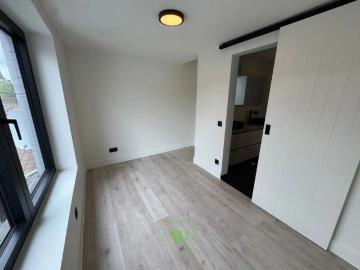 Volledig gerenoveerde woning met zonnige buitenruimte