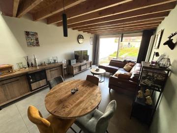 Volledig gerenoveerde woning met garage en zonnige tuin!
