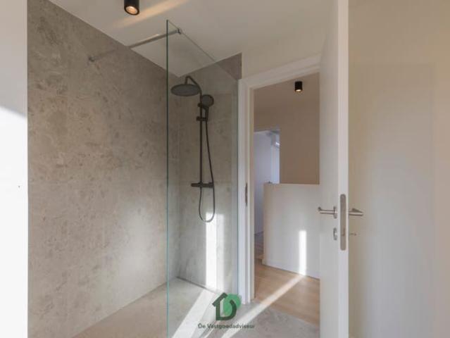 Volledig gerenoveerde woning te huur – 2 slaapkamers & koer