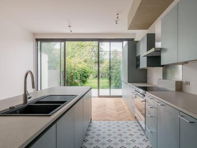 Volledig gerenoveerde woning. Vijf kamers. Eindeloze tuin
