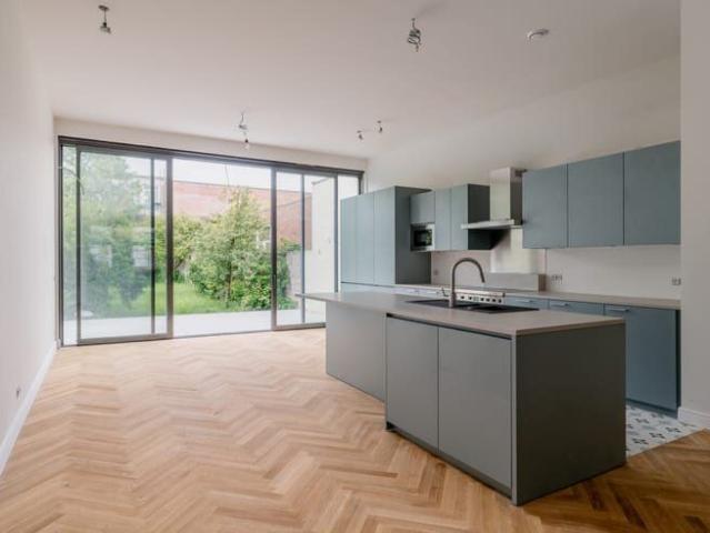 Volledig gerenoveerde woning. 5 slaapkamers. Oneindige tuin