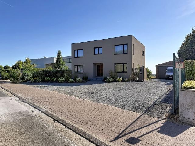 Volledig gerenoveerde villa te Elingen met tuin
