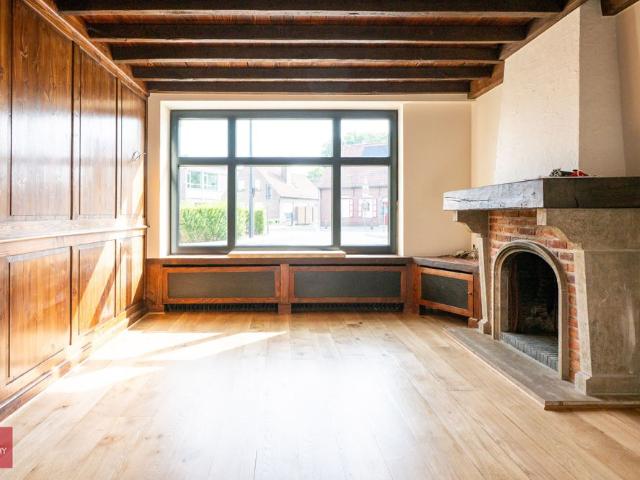 Volledig gerenovereerd herenhuis met garage | Meulebekesteenweg