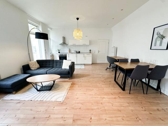 Vollmöblierte Altbauwohnung mit Balkon im ruhigen Hinterhaus – Wiesbaden Dichterviertel, Wiesbaden Amsterdam Apartments for Rent