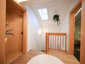 Vollmöblierte, helle Maisonette Wohnung mit Seeblick