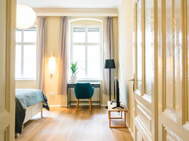 Vollmöblierte, helle 1,5 Zimmer Altbauwohnung incl. Strom/Gas