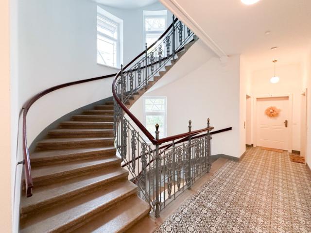Vollmöblierte 2 Zimmer Altbauwohnung mit Loggia zum Beziehen bereit