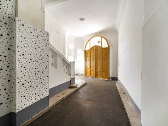 Vollmöblierte 2 Zimmer Altbauwohnung mit Loggia zum Beziehen bereit