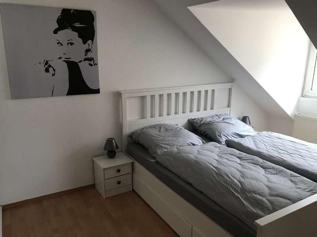 Vollmöblierte 2 Zimmer Dachgeschosswohnung mit Tiefgaragenstellplatz in Ingolstadt Nord