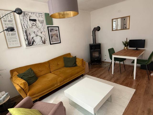 Vollmöblierte 2 Zimmer Wohnung im Grünen mit Kaminofen & Loggia – Mödling / Prießnitztal