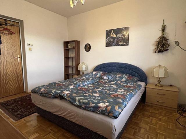 Vollmöblierte 2 Zimmer Wohnung mit großzügigem 14 m² Westbalkon, Parkplatz & Top Lage in Geidorf