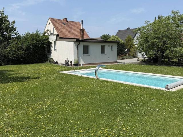Vollmöbliertes 2 Zimmer Haus mit Pool und Garten