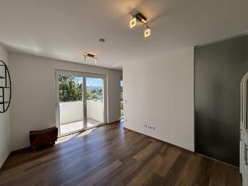 Vollmöbliertes Apartment mit Balkon und überdachten Stellplatz