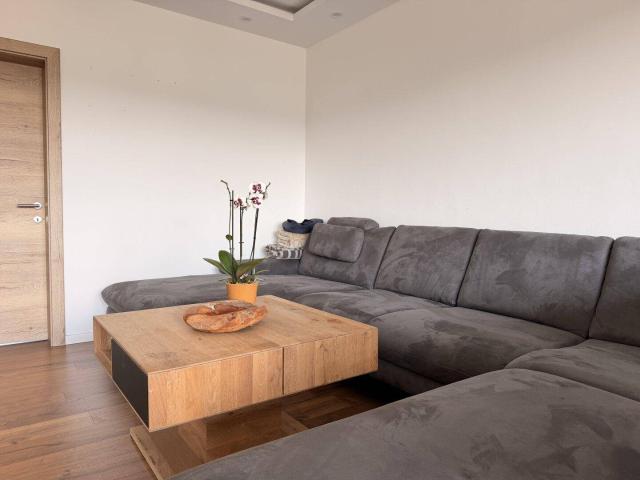 Vollsaniert & großzügig: 4 Zi Wohnung mit Loggia, Garage & Aufzug in 4600 Pernau!