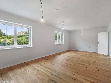 Vollsanierte 4 Zimmer Wohnung mit Garten, Terrasse und Stellplätzen in Landersdorf