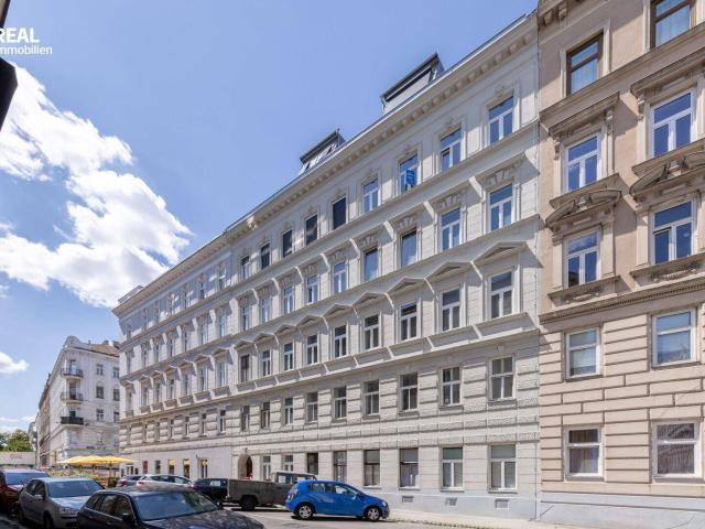 vollsanierte, großzügige 3 Zimmer Altbauwohnung