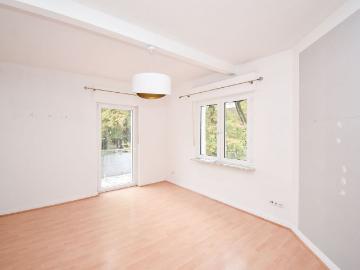 Vollständig renovierte Drei Zimmer Altbauwohnung mit Balkon!