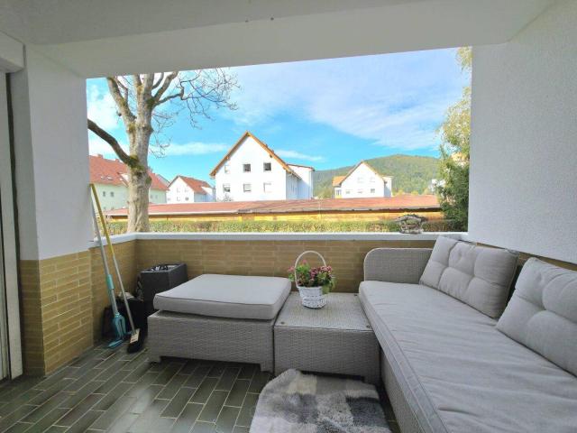 Vollständig renovierte Wohnung mit hellen Räumen und ruhiger Loggia!