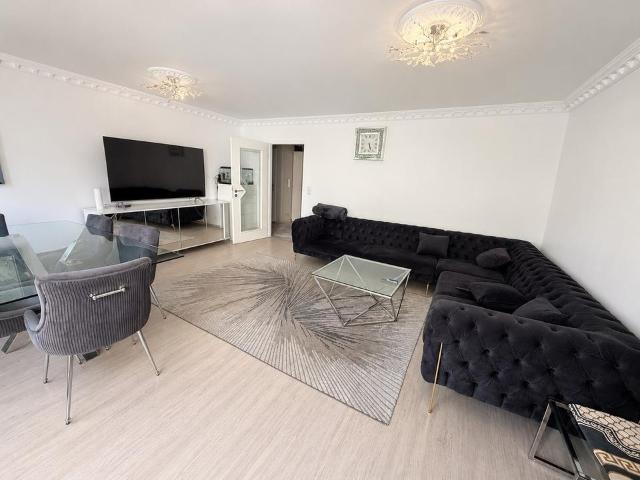 Vollständig renovierte 3 Zimmer Wohnung mit Balkon & Tiefgarage