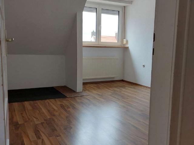 Vollständig renovierte 4 Zimmer Wohnung in Stuttgart Untertürkheim