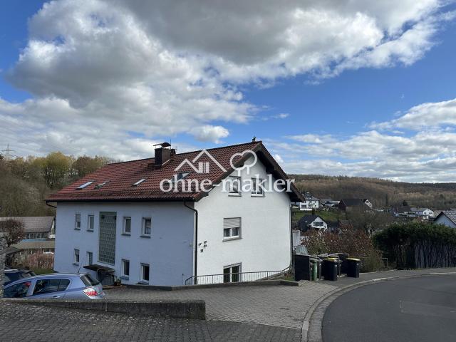 Vollständig sanierte Wohnung im Hochparterre mit Balkon und toller Aussicht zu vermieten